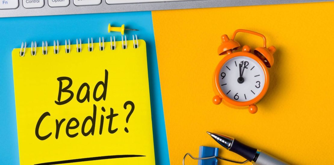 una sveglia e la scritta "Bad credit": cosa sono i crediti insoluti?