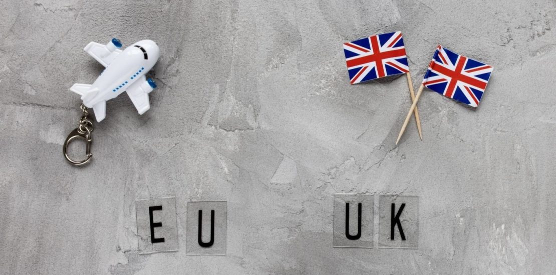 Aeroplanino e bandiere Regno Unito: simbolo degli accordi di libero scambio (TCA) con l'Europa.
