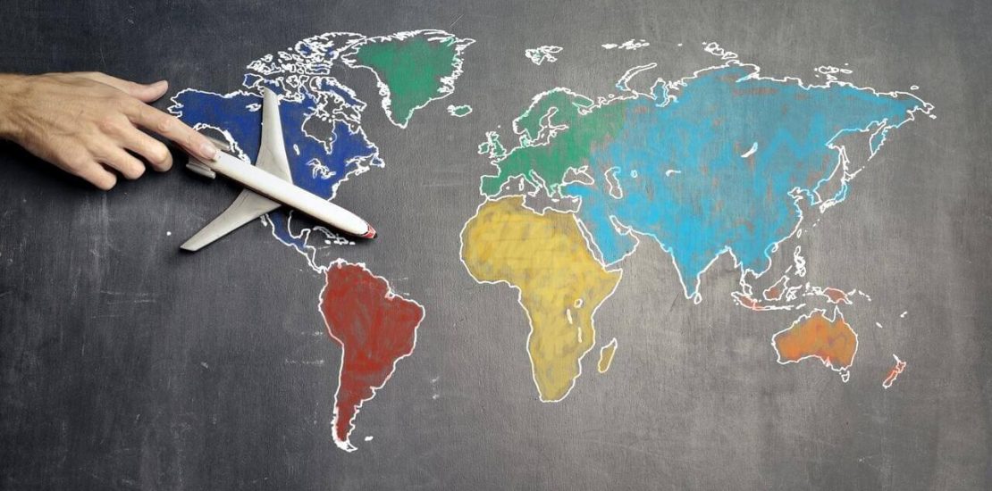 Mappa del Mondo e un aereo: come gestire i rischi nei trasporti internazionali?