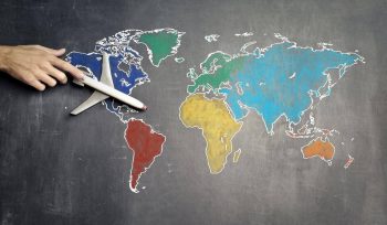 Mappa del Mondo e un aereo: come gestire i rischi nei trasporti internazionali?