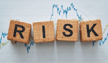 Scritta "Risk" su grafico: immagine che richiama la valutazione del rischio Paese.