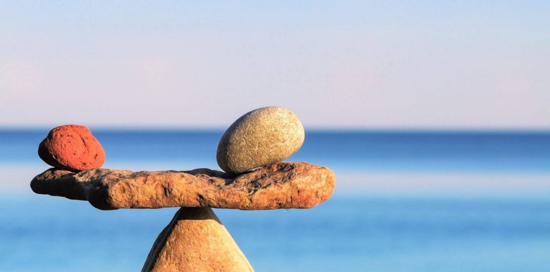Sassi in equilibrio: metafora della necessità di strumenti di equilibrio finanziario delle PMI.