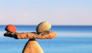 Sassi in equilibrio: metafora della necessità di strumenti di equilibrio finanziario delle PMI.