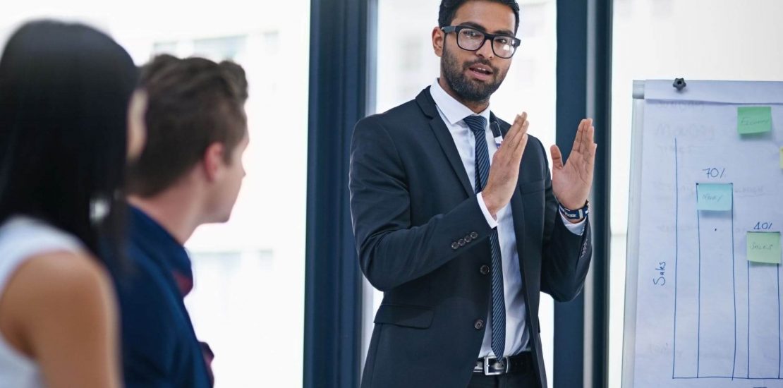 Un professionista spiega cos'è e come funziona il factoring alla lavagna.