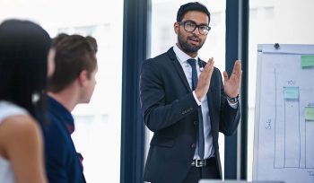 Un professionista spiega cos'è e come funziona il factoring alla lavagna.